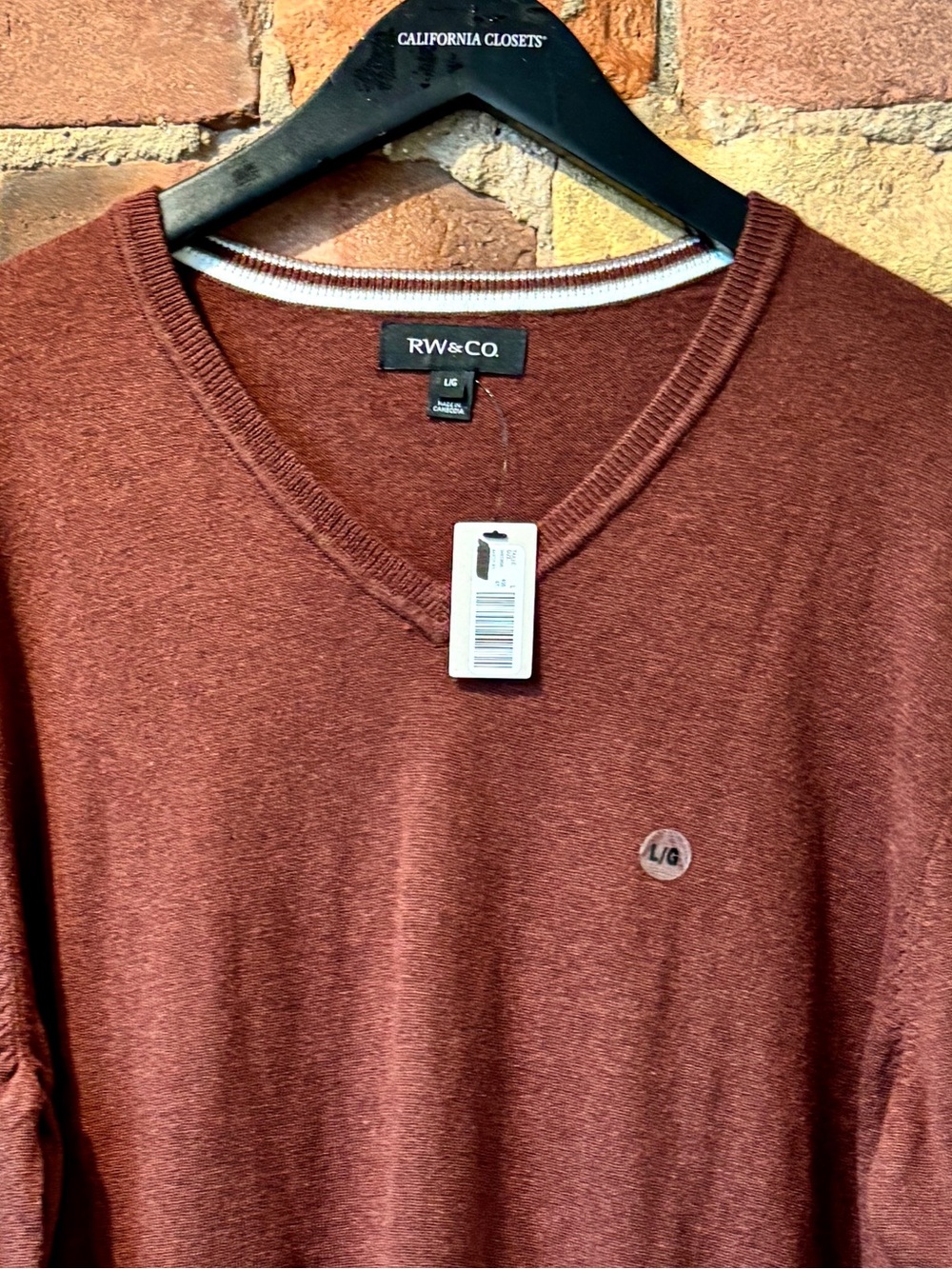 NWT RW&CO Rust Men’s V‑Neck Knit Sweater with Elbow Patches. Size Large. NEW ❤️